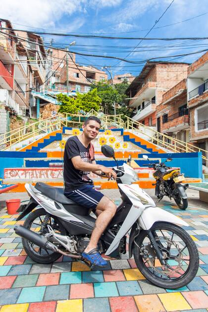 El orgullo de los habitantes de la Comuna 13 por su barrio, decorado colectivamente.