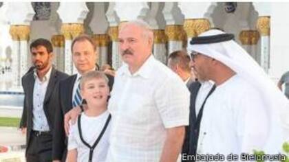 El orgulloso padre llevó a su hijo a Abu Dhabi, donde visitaron la gran mezquita