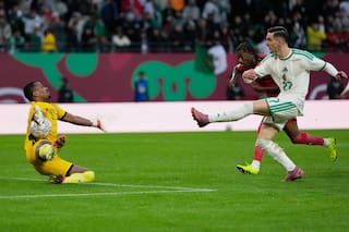 El orgulloso padre Zinedine Zidane presencia la victoria de Argelia 3-0 sobre Sudán en Copa Africana