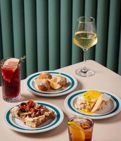 El origen de este plato típico tiene dos versiones: una tiene como protagonista al rey Alfonso X y otra al rey Alfonso XIII