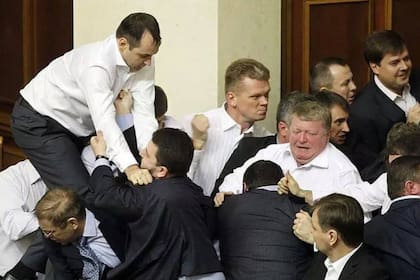 El origen de la palabra trifulca -aquí una en el parlamente ucraniano- tiene dos versiones