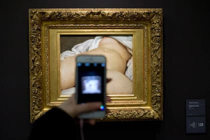 "El origen del mundo", de Courbet, pertenece a la colección del Museo de Orsay, y a lo largo de la historia fue motivo de incontables polémicas