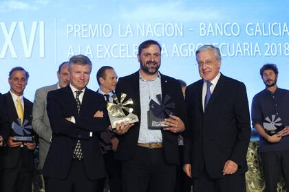 El Oro del premio La Nación- Banco Galicia a la excelencia Agropecuaria a Claudio Soumoulou del ACA.