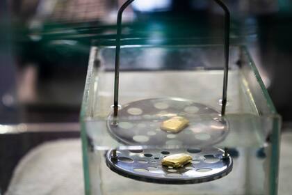 El oro es pesado en una joyería de Itaituba