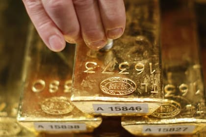 El oro supera los US$4600 y se convierten refugio de valor de inversores y bancos centrales