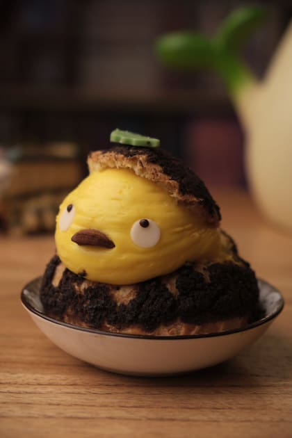 El ōtori choux de Ao Kuma Café es un un profiterol relleno de diplomata de limón y centro de gelee de lima
