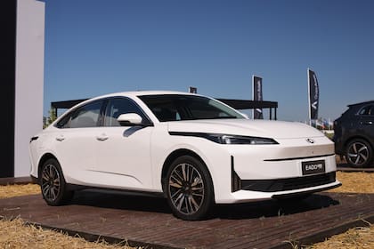 El otro adelanto fue el del sedán Changan Eado Plus PHEV