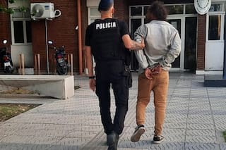 Escándalo a plena luz: una pareja fue sorprendida intimando en la calle y terminó detenida