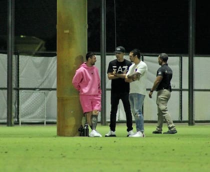 El outfit de color rosa que escogió Lionel Messi para presenciar una jornada distinta en el Inter Miami