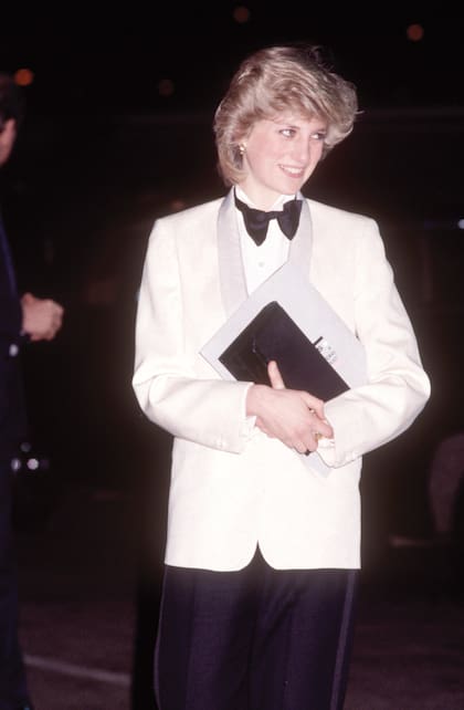 El outift de Corrin está inspirado en el look que Diana de Gales eligió en 1984 para asistir al recital de Génesis en Birmingham.