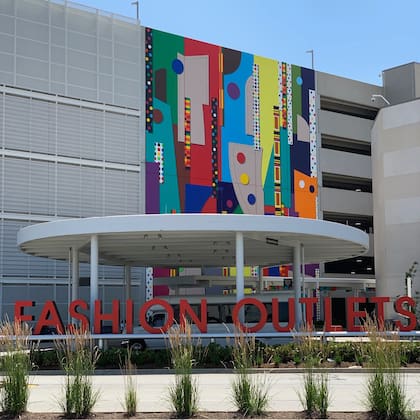 El outlet más barato de Chicago se ubica en 5220 Fashion Outlets Way, Rosemont, IL 60018