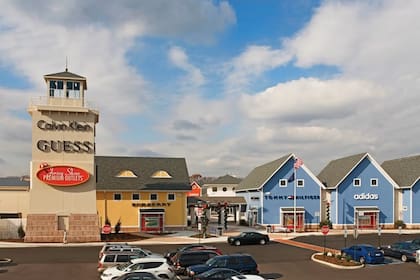El outlet más barato de Nueva Jersey se encuentra en 1 Premium Outlet Blvd, Tinton Falls