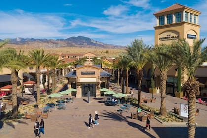 El outlet queda en 48400 Seminole Drive, Cabazon, California