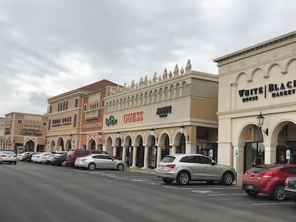 El outlet ubicado entre San Antonio y Austin ofrece precios bajos en marcas de lujos
