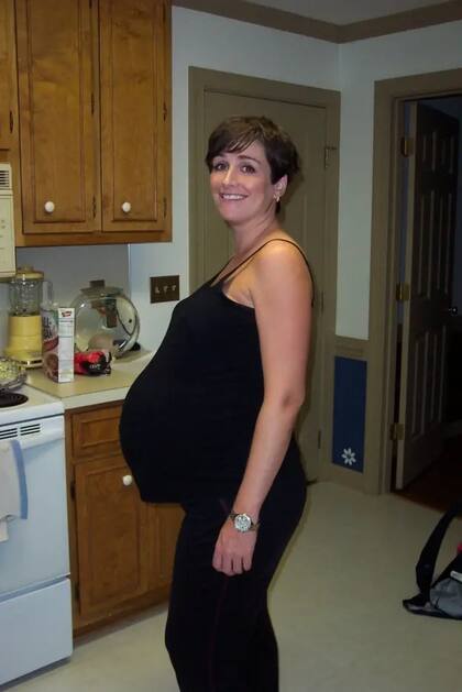 El óvulo de Tina fecundado por Mark fue puesto en el vientre de Rachel, que quedó embarazada de gemelas