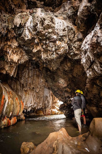 El óxido de hierro le da una tonalidad rojiza a las piedras que van del ocre al blanco y al negro, en una atractiva paleta mineral.
