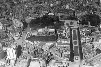 El Pabellón Argentino antes de que fuera demolido para ampliar la Plaza San Martín, en 1932.