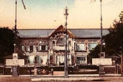 El Pabellón de las Rosas era un elegante edificio de dos pisos, simétrico, que contaba con un gran salón central y galerías laterales que comunicaban con otras dependencias