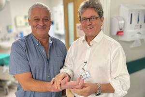 El paciente Mark Cahill y el cirujano Simón Kay