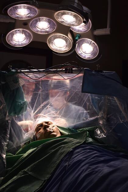 El paciente se encuentra sedado, pero despierto para poder reaccionar ante las consultas de los especialistas