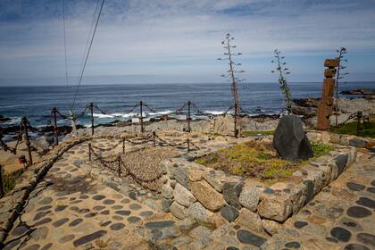 El Pacífico "era tan grande, desordenado y azul que no cabía en ninguna parte. Por eso lo dejaron frente a mi ventana", escribió el poeta chileno.