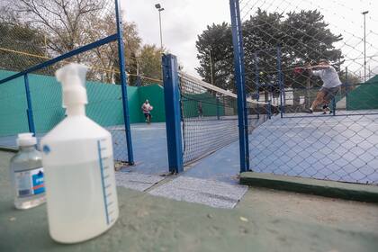 El paddle es otro de los deportes habilitados siempre que se juegue uno contra uno