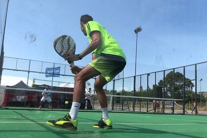 Empujada por la producción nacional de césped sintético y canchas de vidrio, el padel recupera adeptos 