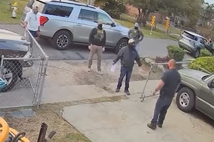 El padrastro de la joven, Juan Carlos, salió a la entrada para conocer qué sucedía