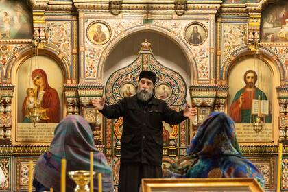 El padre Alexander Iwaszewicz frente a los fieles