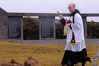 El padre Ambrose bendice las tumbas 