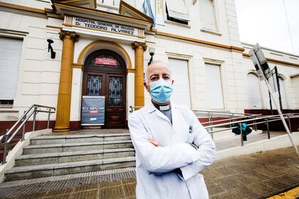El padre Andrés Tello es el capellán del Hospital Alvarez y miembro del servicio sacerdotal de urgencia, que va a dar extremaunción a los enfermos de coronavirus
