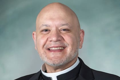 El padre Carlos Martins tiene miles de seguidores en redes sociales por la credibilidad de sus relatos