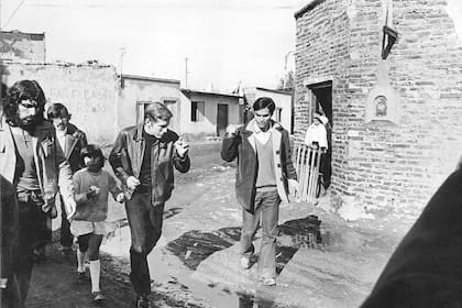 El padre Carlos Mugica, con su estilo James Dean, fue uno de los primeros "curas villeros", su centro de acción estuvo en la Villa de Retiro, hoy Barrio Padre Carlos Mugica. 