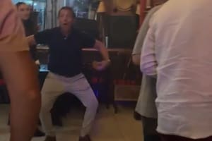 Filman al padre de Agostina Páez imitando gestos de mono como los que hizo su hija en Brasil