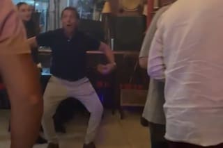 Filman al padre de Agostina Páez imitando gestos de mono como los que hizo su hija en Brasil