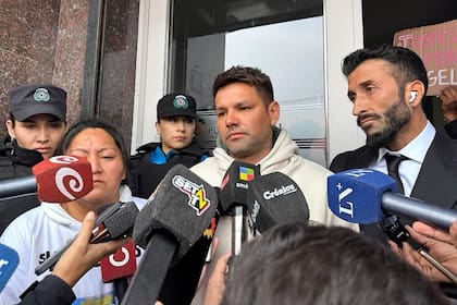 El padre de Ángel López y su abogado, Roberto Castillo, acusan a González y Altamirano de homicidio agravado.