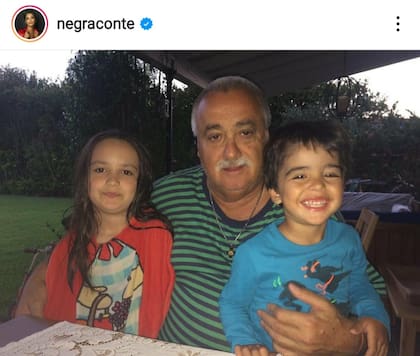 El padre de Carla Conte con sus nietos, Mora y Facundo