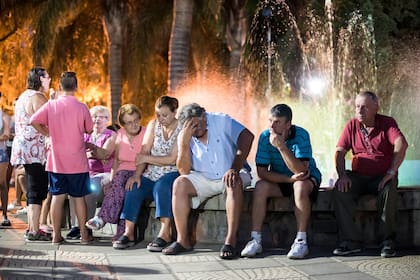 Horacio Sala, papá de Emiliano, con su mano en el rostro mostrando un fuerte desconsuelo por el fallecimiento de su hijo