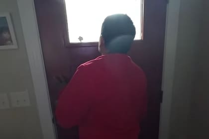 El padre de Fernando, quien no quiso mostrar su rostro, ahora tiene miedo de salir de casa por si vuelve a aparecer el ICE