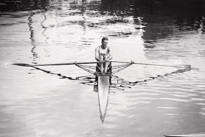El padre de Grace, John Brendan
Kelly, en los Juegos Olímpicos de
1920 de Amberes (Bélgica). Aquí
ganó dos medallas de oro: en una
reñida prueba individual (derrotó
al británico Jack Beresford por
apenas un segundo de diferencia)
y en la competencia doble junto a
su primo Paul Costello.