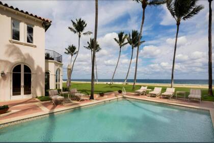 El padre de JFK la compró en 1933 a 100 mil dólares y formó parte de la familia hasta 1995. En ese momento se vendió a 5 millones. Su siguiente propietario la compró en 2015 a 31 millones. Hace unos días fue adquirida a 70 millones