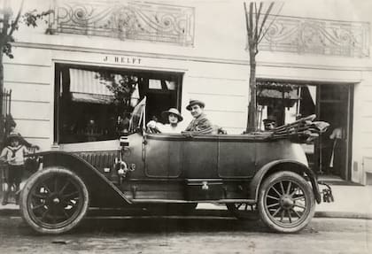 El padre de Jorge Helft, frente al local del negocio familiar
