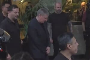 El padre de Liam Payne recorrió el santuario que los fanáticos armaron en la puerta del hotel del barrio de Palermo (Captura: LN+)