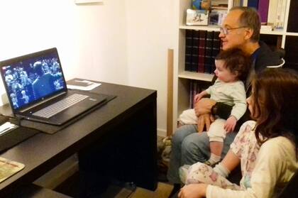 El padre de Luciano y sus sobrinas, mirándolo por televisión (2017).