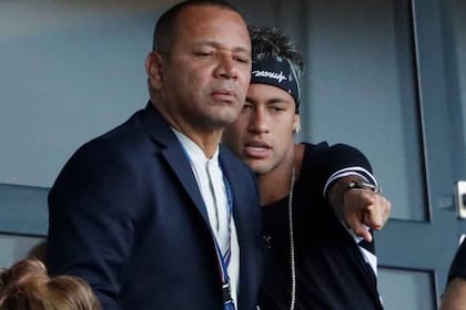 El padre de Neymar Jr. sale con la madre de uno de los mejores amigos del futbolista brasileño