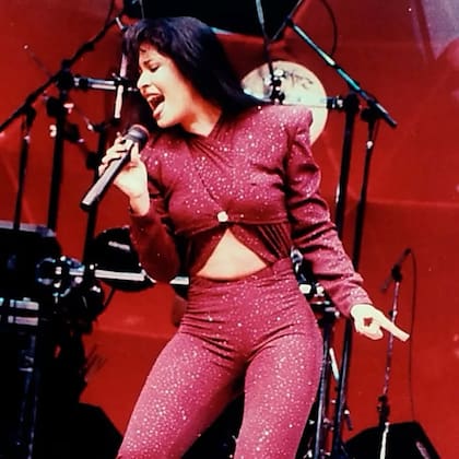 El padre de Selena, Abraham Quintanilla, confrontó a Yolanda Saldívar por robar dinero del club de fans y de las tiendas de Selena