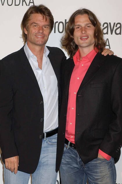 El padre de su hijo, el actor Harry Hamlin, y su hijo Dimitri.