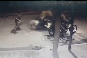 Intentó salvar a su hijo de un robo y los motochorros le dispararon cuatro veces antes de escapar