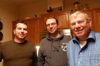 El padre del agente del ICE que mató a una mujer en Minneapolis lo defendió en una entrevista