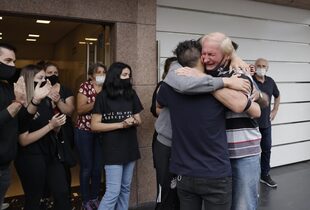 El padre del kiosquero asesinado en Ramos Mejía se abraza con sus nietos tras recordar el fanatismo de su hijo por River. 